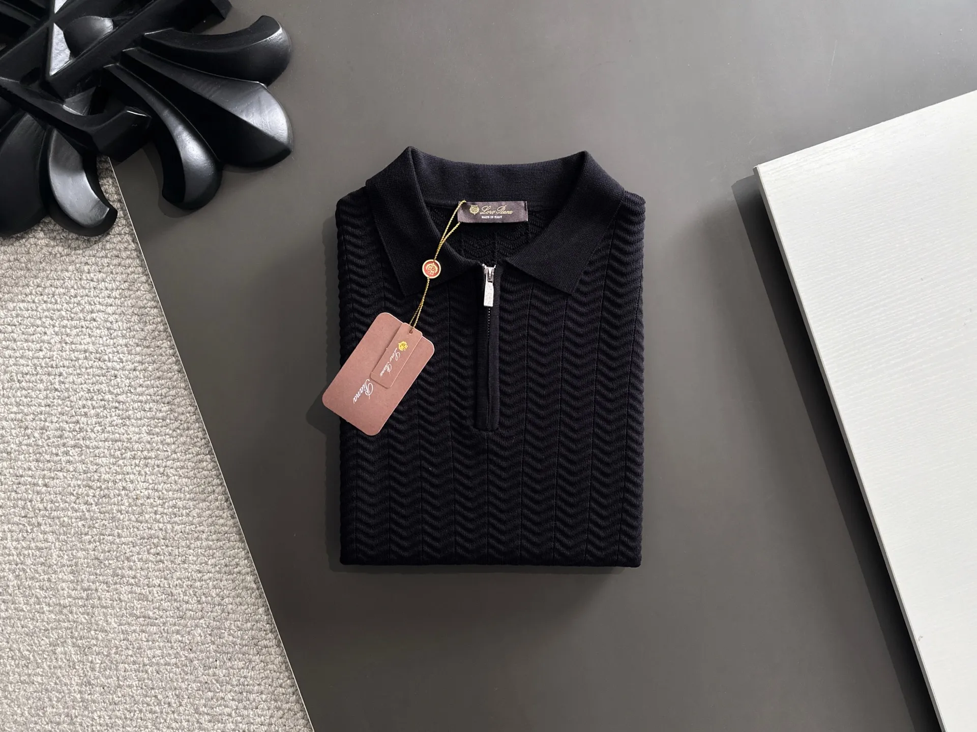 Next day shipment LP high quality Loro Piana 26ss New Arrival men's short-sleeved T-shirt Made of combed cotton yarn knitted cotton fabric, no pressure when entering and exiting the counter Exclusive control of raw materials It feels substantial when weighed, and the upper body is more textured than ordinary T-shirts. This texture can cope with the weather easily and is suitable for both hot and cold! Loose fit design, looks noble. The only correct version is available Size: M to XXXL
